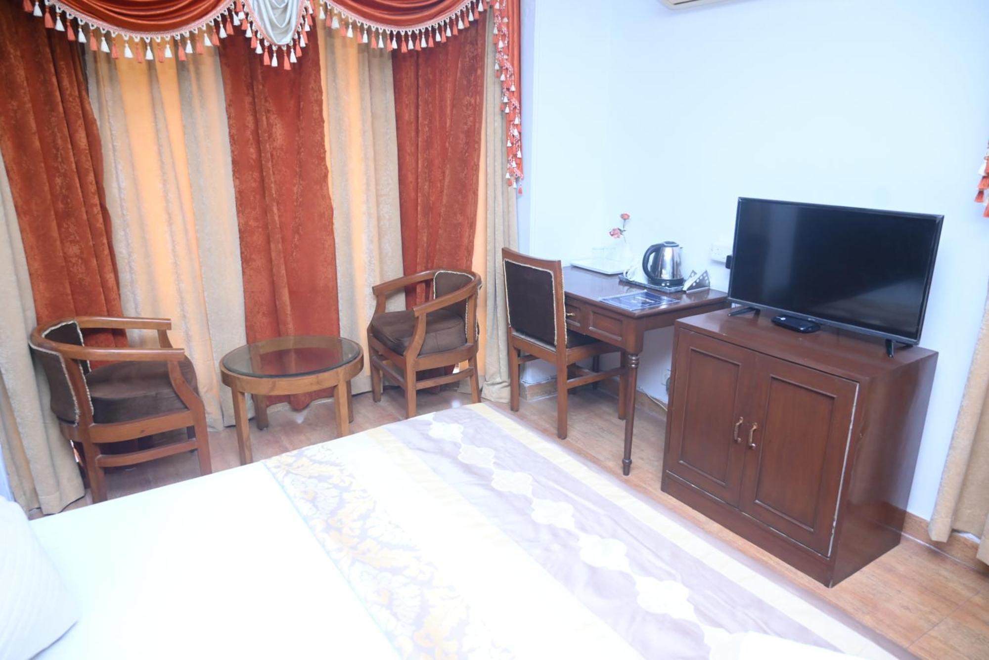 Hotel Surya Plaza Kotdwāra 外观 照片