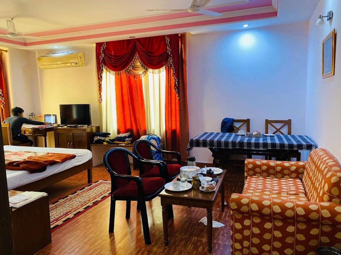 Hotel Surya Plaza Kotdwāra 外观 照片