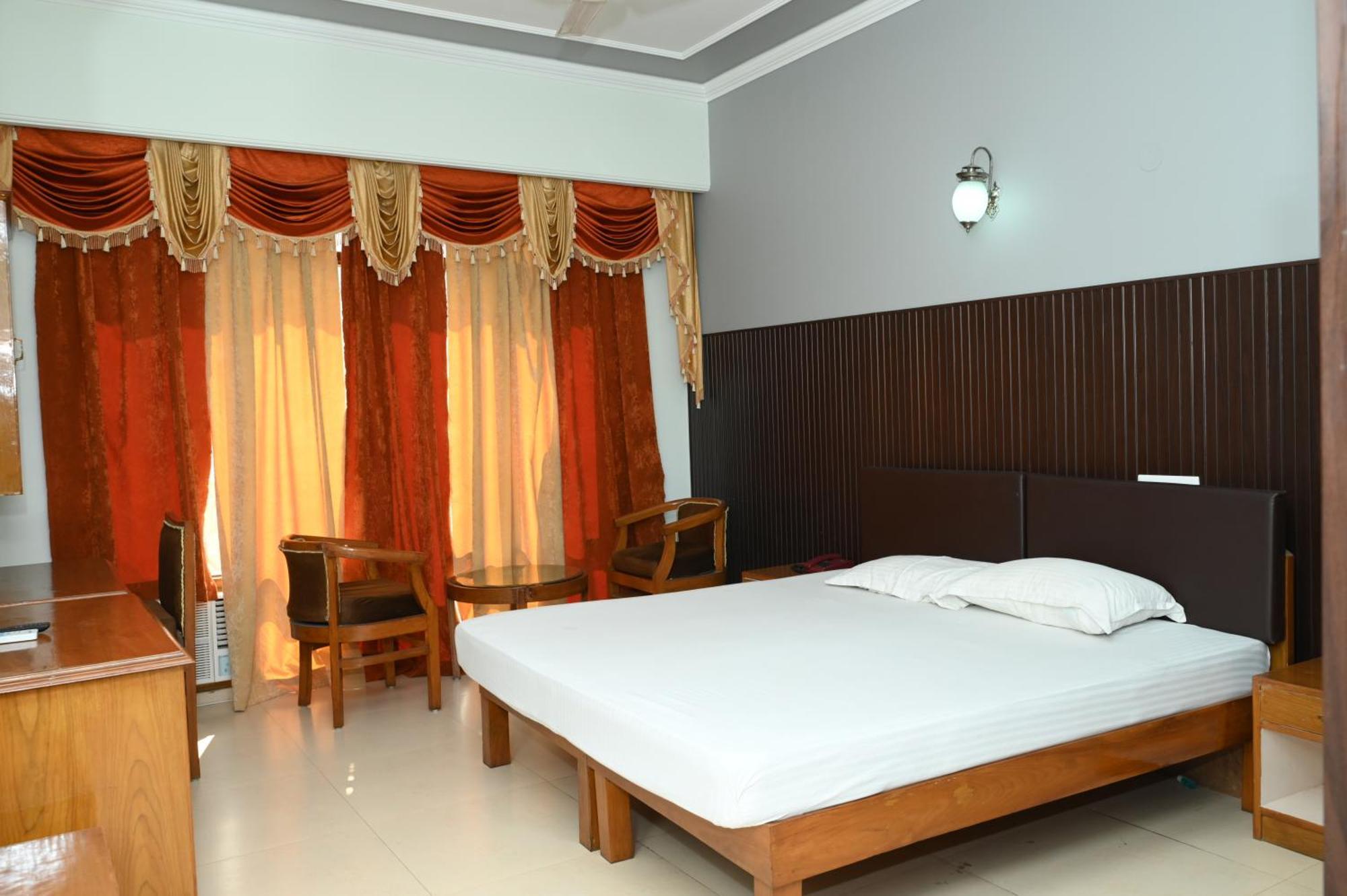 Hotel Surya Plaza Kotdwāra 外观 照片